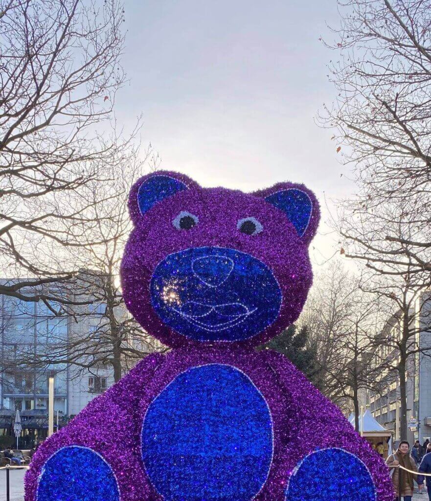 View of the giant glitter teddy bear at the Augustmarkt.